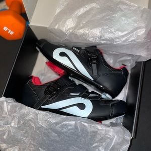 Mens size 10 Peloton shoes with clips